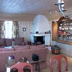 Charming Family With Stunning Mountain Views