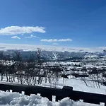 Charming Family With Stunning Mountain Views *