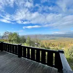 Charming Family With Stunning Mountain Views *