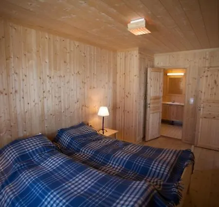 Charming Family With Stunning Mountain Views
