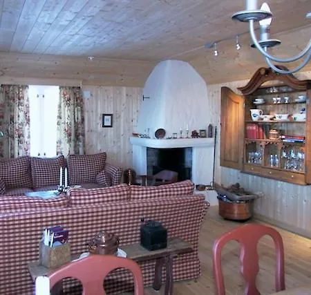 Charming Family With Stunning Mountain Views
