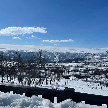 Charming Family With Stunning Mountain Views *