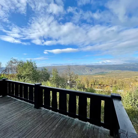 Charming Family With Stunning Mountain Views *