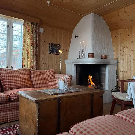 Charming Family With Stunning Mountain Views