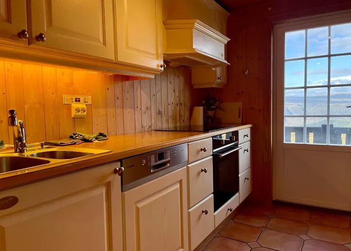 Charming Family With Stunning Mountain Views