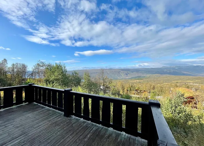 Charming Family With Stunning Mountain Views *